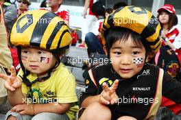 Renault Sport F1 Team fans. 09.10.2016. Formula 1 World Championship, Rd 17, Japanese Grand Prix, Suzuka, Japan, Race Day.
