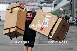 Red Bull Racing mechanic with boxes. 09.10.2016. Formula 1 World Championship, Rd 17, Japanese Grand Prix, Suzuka, Japan, Race Day.