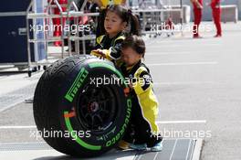 Young Renault Sport F1 Team fans with a Pirelli tyre. 06.10.2016. Formula 1 World Championship, Rd 17, Japanese Grand Prix, Suzuka, Japan, Preparation Day.