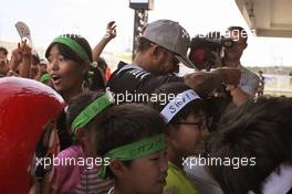 Lewis Hamilton (GBR) Mercedes AMG F1 with fans. 06.10.2016. Formula 1 World Championship, Rd 17, Japanese Grand Prix, Suzuka, Japan, Preparation Day.