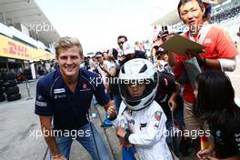 Marcus Ericsson (SWE) Sauber F1 Team with fans. 06.10.2016. Formula 1 World Championship, Rd 17, Japanese Grand Prix, Suzuka, Japan, Preparation Day.