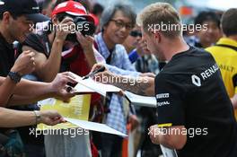 Kevin Magnussen (DEN) Renault Sport F1 Team signs autographs for the fans. 06.10.2016. Formula 1 World Championship, Rd 17, Japanese Grand Prix, Suzuka, Japan, Preparation Day.