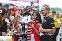 Kevin Magnussen (DEN) Renault Sport F1 Team with fans. 06.10.2016. Formula 1 World Championship, Rd 17, Japanese Grand Prix, Suzuka, Japan, Preparation Day.