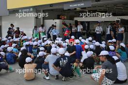 Young fans with the Williams team. 06.10.2016. Formula 1 World Championship, Rd 17, Japanese Grand Prix, Suzuka, Japan, Preparation Day.