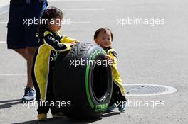 Young Renault Sport F1 Team fans with a Pirelli tyre. 06.10.2016. Formula 1 World Championship, Rd 17, Japanese Grand Prix, Suzuka, Japan, Preparation Day.