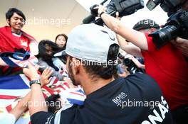 Lewis Hamilton (GBR) Mercedes AMG F1 signs autographs for the fans in the grandstand. 06.10.2016. Formula 1 World Championship, Rd 17, Japanese Grand Prix, Suzuka, Japan, Preparation Day.