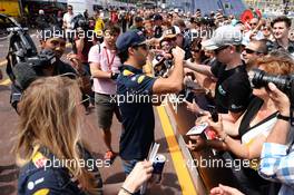 Daniel Ricciardo (AUS) Red Bull Racing signs autographs for the fans. 27.05.2016. Formula 1 World Championship, Rd 6, Monaco Grand Prix, Monte Carlo, Monaco, Friday.
