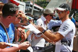 Jenson Button (GBR) McLaren signs autographs for the fans. 27.05.2016. Formula 1 World Championship, Rd 6, Monaco Grand Prix, Monte Carlo, Monaco, Friday.