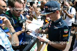 Max Verstappen (NLD) Red Bull Racing signs autographs for the fans. 27.05.2016. Formula 1 World Championship, Rd 6, Monaco Grand Prix, Monte Carlo, Monaco, Friday.