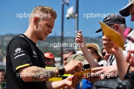 Kevin Magnussen (DEN) Renault Sport F1 Team signs autographs for the fans. 27.05.2016. Formula 1 World Championship, Rd 6, Monaco Grand Prix, Monte Carlo, Monaco, Friday.