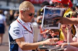 Valtteri Bottas (FIN) Williams signs autographs for the fans. 27.05.2016. Formula 1 World Championship, Rd 6, Monaco Grand Prix, Monte Carlo, Monaco, Friday.