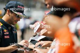 Daniel Ricciardo (AUS) Red Bull Racing signs autographs for the fans. 27.05.2016. Formula 1 World Championship, Rd 6, Monaco Grand Prix, Monte Carlo, Monaco, Friday.