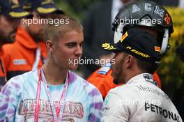 (L to R): Justin Bieber (CDN) Singer with Lewis Hamilton (GBR) Mercedes AMG F1 at the podium. 29.05.2015. Formula 1 World Championship, Rd 6, Monaco Grand Prix, Monte Carlo, Monaco, Race Day.