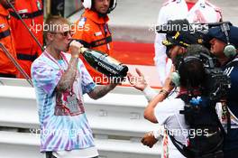 Race winner Lewis Hamilton (GBR) Mercedes AMG F1 celebrates with Justin Bieber (CDN) Singer on the podium. 29.05.2015. Formula 1 World Championship, Rd 6, Monaco Grand Prix, Monte Carlo, Monaco, Race Day.