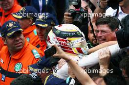 Race winner Lewis Hamilton (GBR) Mercedes AMG F1 celebrates with the team at the podium. 29.05.2015. Formula 1 World Championship, Rd 6, Monaco Grand Prix, Monte Carlo, Monaco, Race Day.