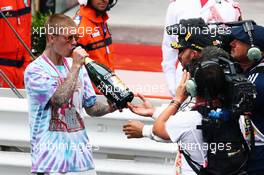 Race winner Lewis Hamilton (GBR) Mercedes AMG F1 with Justin Bieber (CDN) Singer at the podium. 29.05.2015. Formula 1 World Championship, Rd 6, Monaco Grand Prix, Monte Carlo, Monaco, Race Day.