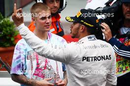 (L to R): Justin Bieber (CDN) Singer with race winner Lewis Hamilton (GBR) Mercedes AMG F1 in parc ferme. 29.05.2015. Formula 1 World Championship, Rd 6, Monaco Grand Prix, Monte Carlo, Monaco, Race Day.