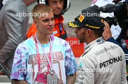 (L to R): Justin Bieber (CDN) Singer with race winner Lewis Hamilton (GBR) Mercedes AMG F1 in parc ferme. 29.05.2015. Formula 1 World Championship, Rd 6, Monaco Grand Prix, Monte Carlo, Monaco, Race Day.