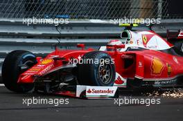 Kimi Raikkonen (FIN) Scuderia Ferrari SF16-H loses his front wing. 29.05.2015. Formula 1 World Championship, Rd 6, Monaco Grand Prix, Monte Carlo, Monaco, Race Day.