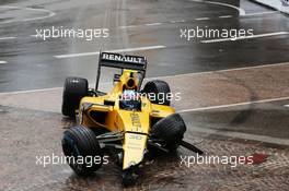 Jolyon Palmer (GBR) Renault Sport F1 Team RS16 crashed out of the race. 29.05.2015. Formula 1 World Championship, Rd 6, Monaco Grand Prix, Monte Carlo, Monaco, Race Day.