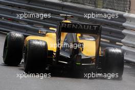 Kevin Magnussen (DEN) Renault Sport F1 Team RS16 with a puncture. 29.05.2015. Formula 1 World Championship, Rd 6, Monaco Grand Prix, Monte Carlo, Monaco, Race Day.