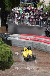 Jolyon Palmer (GBR) Renault Sport F1 Team RS16 crashes out of the race. 29.05.2015. Formula 1 World Championship, Rd 6, Monaco Grand Prix, Monte Carlo, Monaco, Race Day.