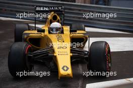 Kevin Magnussen (DEN) Renault Sport F1 Team RS16 with a broken front wing. 29.05.2015. Formula 1 World Championship, Rd 6, Monaco Grand Prix, Monte Carlo, Monaco, Race Day.