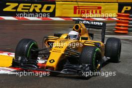 Kevin Magnussen (DEN) Renault Sport F1 Team RS16. 29.05.2015. Formula 1 World Championship, Rd 6, Monaco Grand Prix, Monte Carlo, Monaco, Race Day.