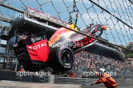 The Red Bull Racing RB12 of Max Verstappen (NLD) Red Bull Racing, who crashed out of qualifying, is craned away. 28.05.2016. Formula 1 World Championship, Rd 6, Monaco Grand Prix, Monte Carlo, Monaco, Qualifying Day.