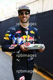 Daniel Ricciardo (AUS) Red Bull Racing with lunch. 28.05.2016. Formula 1 World Championship, Rd 6, Monaco Grand Prix, Monte Carlo, Monaco, Qualifying Day.