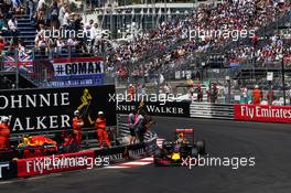 Daniel Ricciardo (AUS) Red Bull Racing RB12 passes the RB12 of his team mate Max Verstappen (NLD) Red Bull Racing, who crashed out of qualifying. 28.05.2016. Formula 1 World Championship, Rd 6, Monaco Grand Prix, Monte Carlo, Monaco, Qualifying Day.