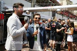 (L to R): Steve Jones (GBR) Channel 4 F1 Presenter with Louis Tomlinson (GBR) One Direction Member. 28.05.2016. Formula 1 World Championship, Rd 6, Monaco Grand Prix, Monte Carlo, Monaco, Qualifying Day.