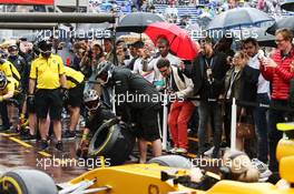 Renault Sport F1 Team practices a pit stop. 29.05.2015. Formula 1 World Championship, Rd 6, Monaco Grand Prix, Monte Carlo, Monaco, Race Day.