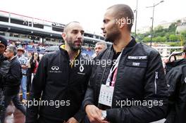 (L to R): Cyril Abiteboul (FRA) Renault Sport F1 Managing Director with Tony Parker (FRA) NBA Basketball Player. 29.05.2015. Formula 1 World Championship, Rd 6, Monaco Grand Prix, Monte Carlo, Monaco, Race Day.