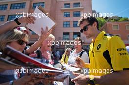 Jolyon Palmer (GBR) Renault Sport F1 Team signs autographs for the fans. 25.05.2016. Formula 1 World Championship, Rd 6, Monaco Grand Prix, Monte Carlo, Monaco, Preparation Day.