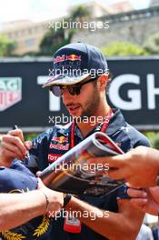 Daniel Ricciardo (AUS) Red Bull Racing signs autographs for the fans. 25.05.2016. Formula 1 World Championship, Rd 6, Monaco Grand Prix, Monte Carlo, Monaco, Preparation Day.