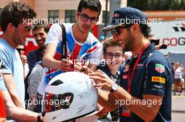 Daniel Ricciardo (AUS) Red Bull Racing signs autographs for the fans. 25.05.2016. Formula 1 World Championship, Rd 6, Monaco Grand Prix, Monte Carlo, Monaco, Preparation Day.