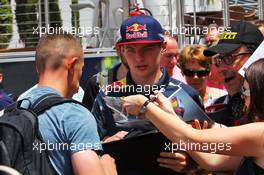 Max Verstappen (NLD) Red Bull Racing with fans. 25.05.2016. Formula 1 World Championship, Rd 6, Monaco Grand Prix, Monte Carlo, Monaco, Preparation Day.