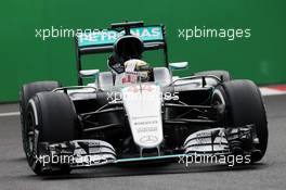 Lewis Hamilton (GBR) Mercedes AMG F1 W07 Hybrid waves to the fans. 28.10.2016. Formula 1 World Championship, Rd 19, Mexican Grand Prix, Mexico City, Mexico, Practice Day.