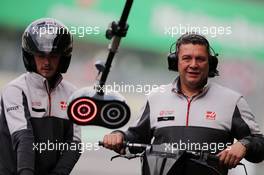 Haas F1 Team mechanics. 28.10.2016. Formula 1 World Championship, Rd 19, Mexican Grand Prix, Mexico City, Mexico, Practice Day.
