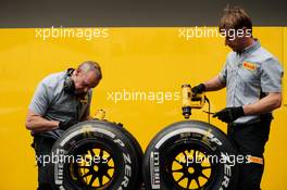 Pirelli tyre technicians with Renault Sport F1 Team tyres. 28.10.2016. Formula 1 World Championship, Rd 19, Mexican Grand Prix, Mexico City, Mexico, Practice Day.