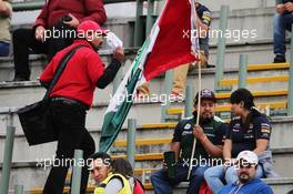 A pizza seller in the grandstand. 28.10.2016. Formula 1 World Championship, Rd 19, Mexican Grand Prix, Mexico City, Mexico, Practice Day.