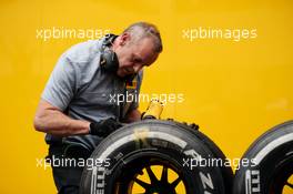 Pirelli tyre technician with Renault Sport F1 Team tyres. 28.10.2016. Formula 1 World Championship, Rd 19, Mexican Grand Prix, Mexico City, Mexico, Practice Day.