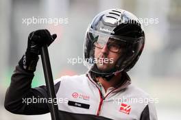 Haas F1 Team mechanic. 28.10.2016. Formula 1 World Championship, Rd 19, Mexican Grand Prix, Mexico City, Mexico, Practice Day.