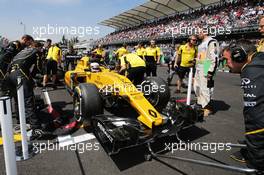 Kevin Magnussen (DEN) Renault Sport F1 Team RS16 on the grid. 30.10.2016. Formula 1 World Championship, Rd 19, Mexican Grand Prix, Mexico City, Mexico, Race Day.