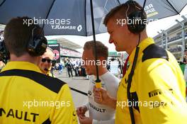 Kevin Magnussen (DEN) Renault Sport F1 Team on the grid. 30.10.2016. Formula 1 World Championship, Rd 19, Mexican Grand Prix, Mexico City, Mexico, Race Day.
