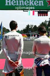 Jolyon Palmer (GBR) Renault Sport F1 Team as the grid observes the national anthem. 30.10.2016. Formula 1 World Championship, Rd 19, Mexican Grand Prix, Mexico City, Mexico, Race Day.