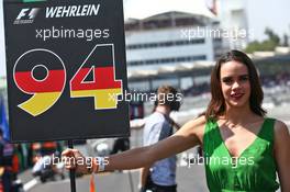 Grid girl for Pascal Wehrlein (GER) Manor Racing. 30.10.2016. Formula 1 World Championship, Rd 19, Mexican Grand Prix, Mexico City, Mexico, Race Day.