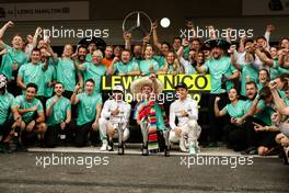 Race winner Lewis Hamilton (GBR) Mercedes AMG F1 and second placed team mate Nico Rosberg (GER) Mercedes AMG F1 celebrate with the team. 30.10.2016. Formula 1 World Championship, Rd 19, Mexican Grand Prix, Mexico City, Mexico, Race Day.