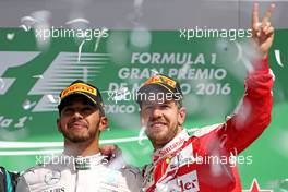 aLewis Hamilton (GBR) Mercedes AMG F1  nd Sebastian Vettel (GER) Scuderia Ferrari  30.10.2016. Formula 1 World Championship, Rd 19, Mexican Grand Prix, Mexico City, Mexico, Race Day.
